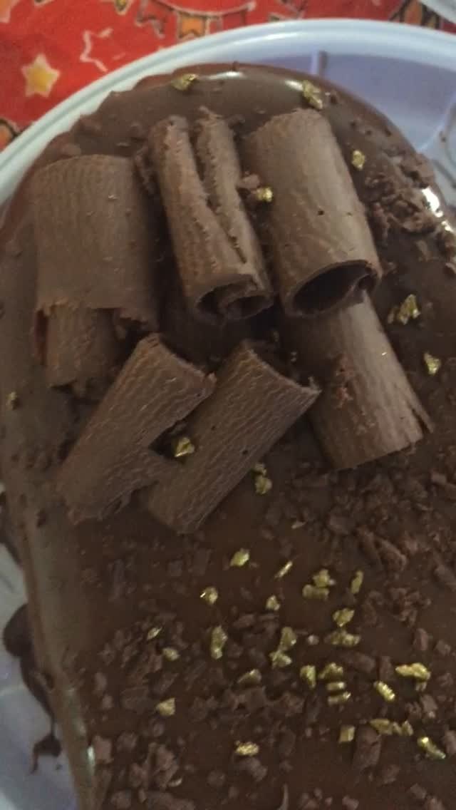 Bolo de chocolate com raspas e ouro comestível