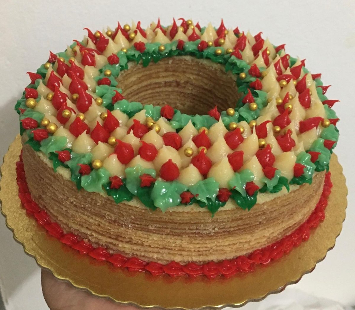 Guirlanda de bolo de rolo decorada para datas especiais